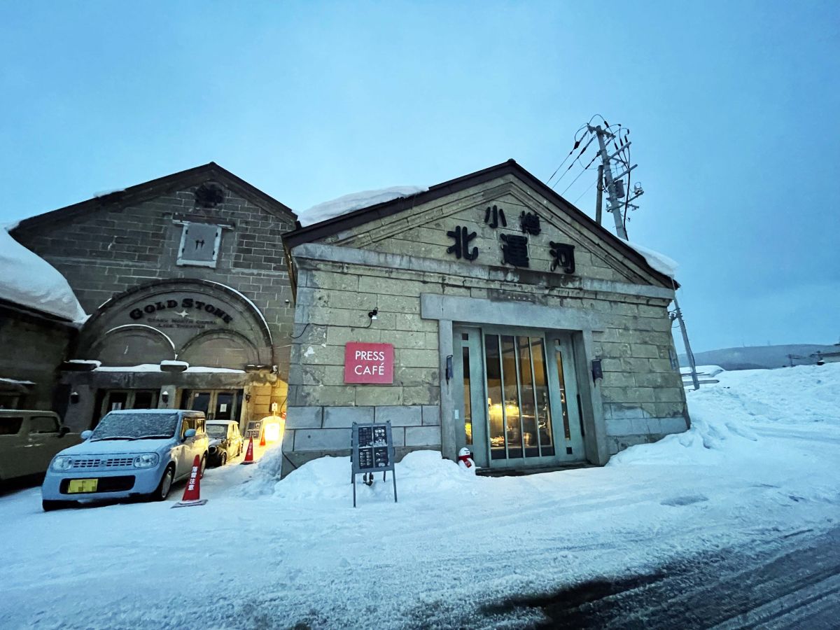 「旧渋澤倉庫」のなかには、カフェのほかに小樽クルーズの会社とライブハウスが入居しています