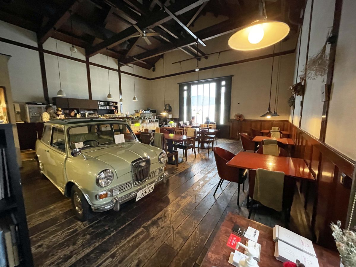 高い天井に大きな窓、アンティーク調の照明にクラシックカー。すべてが調和し心地よい空間をつくり上げています