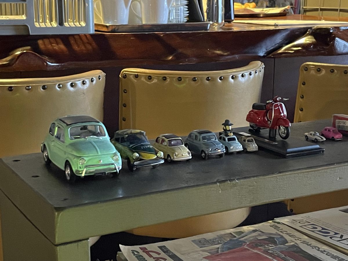 店内のインテリアたちにも車をこよなく愛するマスターの想いが感じられます
