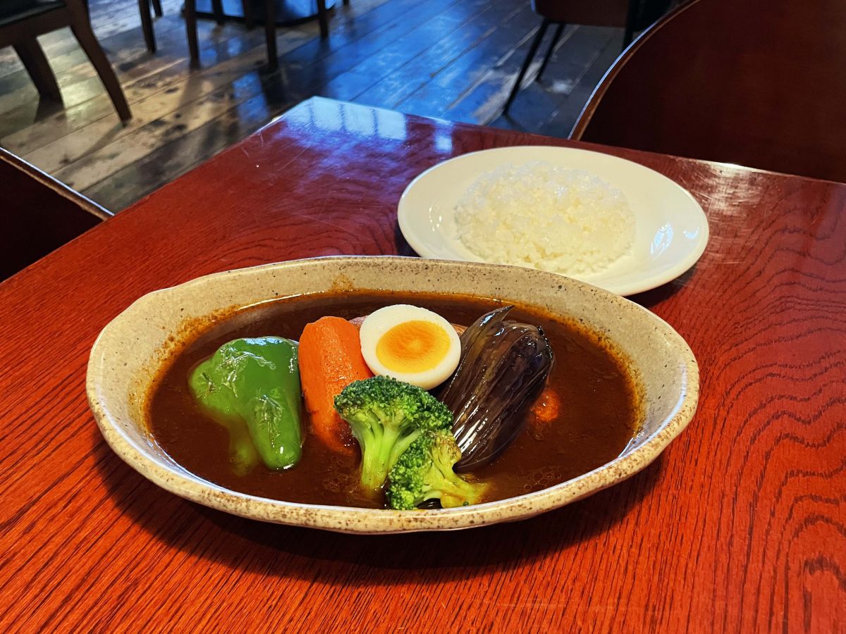 「北インド風チキンカリー」1200円。食後のドリンクは100円引き