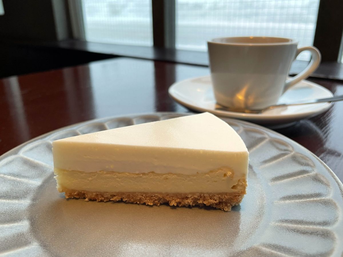 「チーズ・チーズ・ケーキ・セット」850円。ドリンクはコーヒー（Hot/Ice）、紅茶（Hot/Ice）、オレンジジュースからチョイス。スイーツ類はドリンクとセットでの提供となります