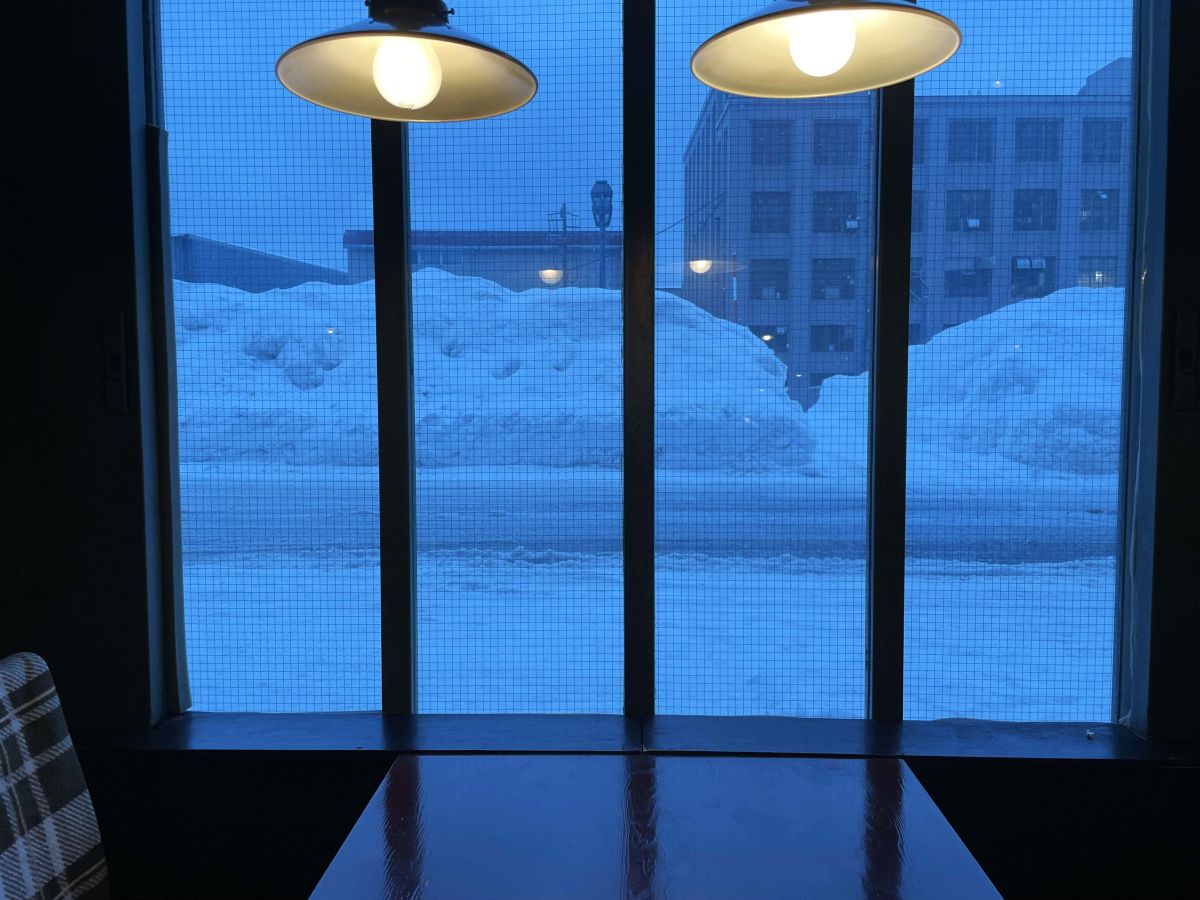 窓の向こうは雪景色と運河