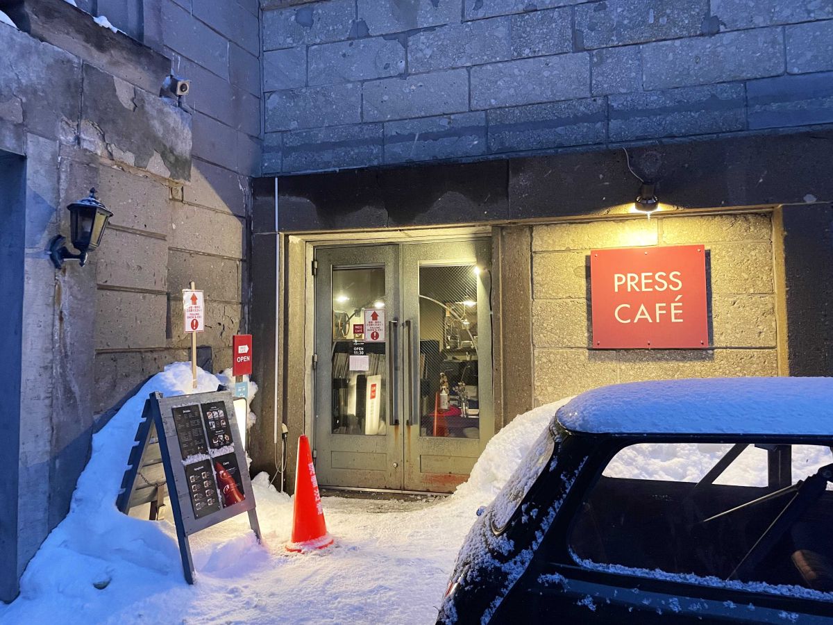 日没後、照明が灯るといっそう温もりが増したように感じられる石造りの建物