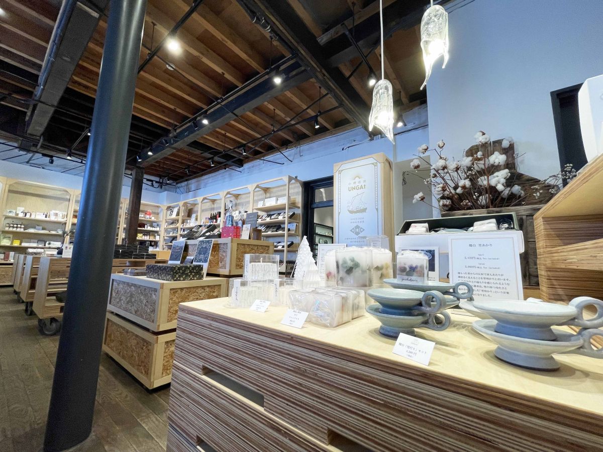 小樽らしさを感じるオリジナル商品や道内各地の良品が並ぶ店内