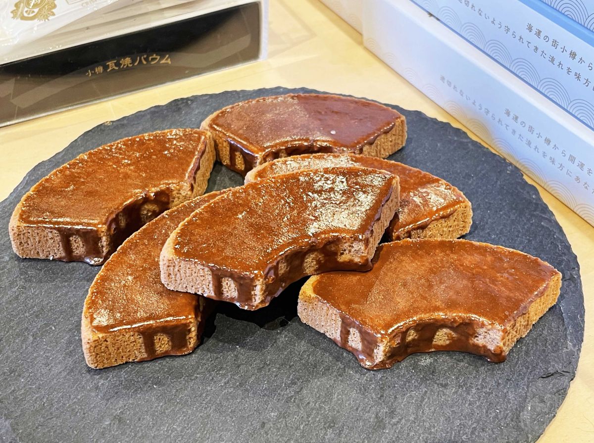 二度焼きしたバウムクーヘンにキャラメルをかけてさらに焼き上げ