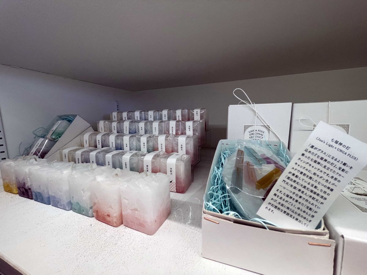 小樽在住のキャンドル作家とのコラボで誕生した「七福神キャンドル」2個1586円（左）、フローティングキャンドル「七福神の灯」1200円（右）