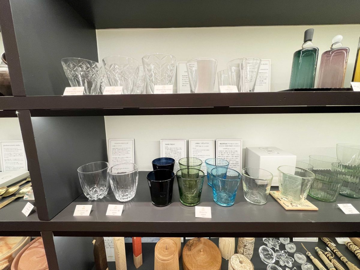 帆布や浮き球をモチーフにするなど小樽らしいレトロ感が漂うグラス