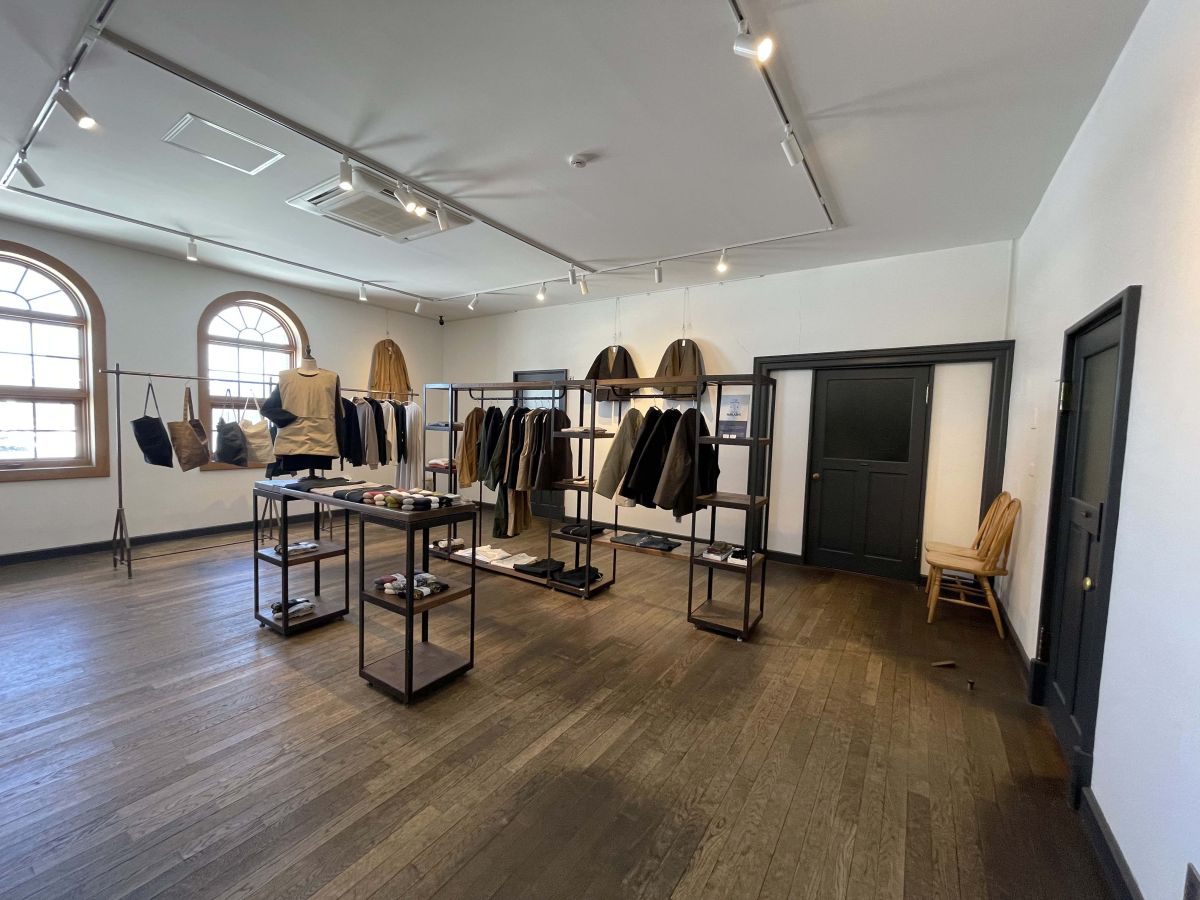 歴史を感じる階段を上り切った２階はギャラリーとして使用