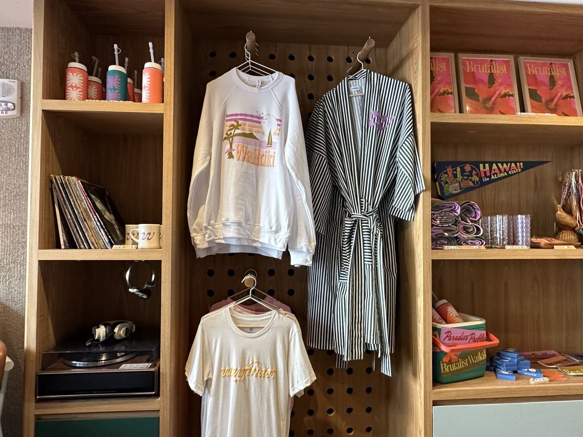 客室にもあるバスローブ＄150、長袖$58、Tシャツ＄32