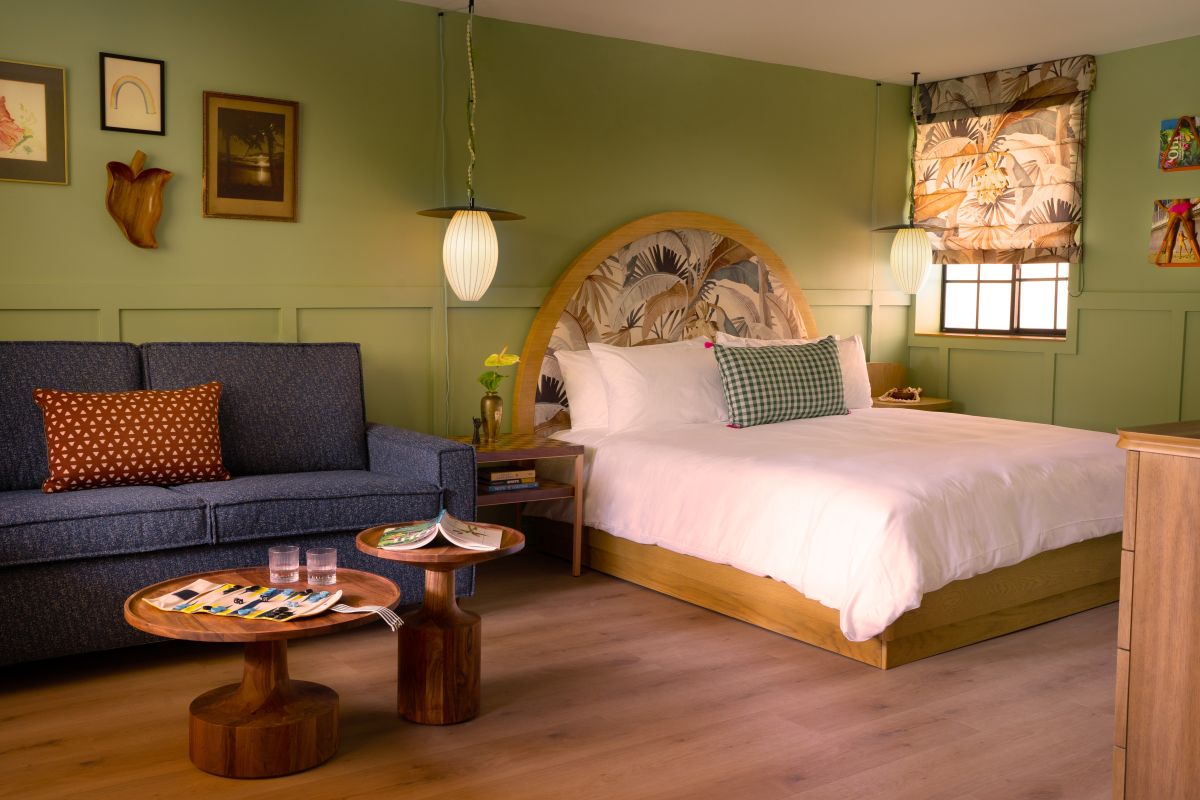 プールハウススタジオのキングベッドルーム／Surf Please