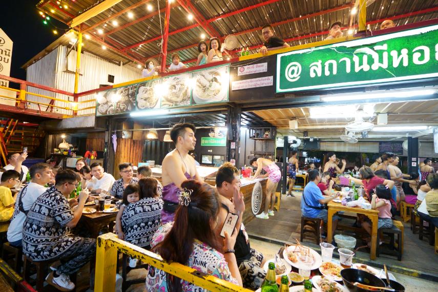 フアムムマーケットの名所。ショータイムは見もの！