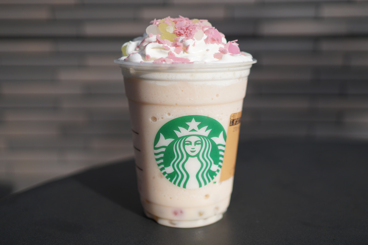 「花見だんご フラペチーノ®」 Tallサイズのみ 678円（持ち帰り）、690円（店内利用）※使用する豆乳（調製豆乳）は、牛乳や乳飲料ではありませんが、本商品には乳成分を含みます