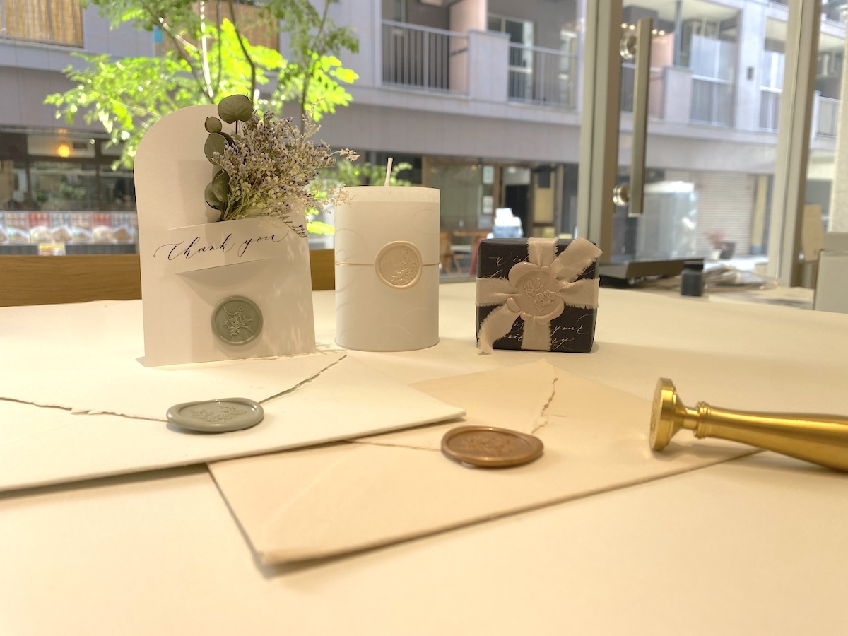 手紙だけでなくギフトも彩るシーリングスタンプ