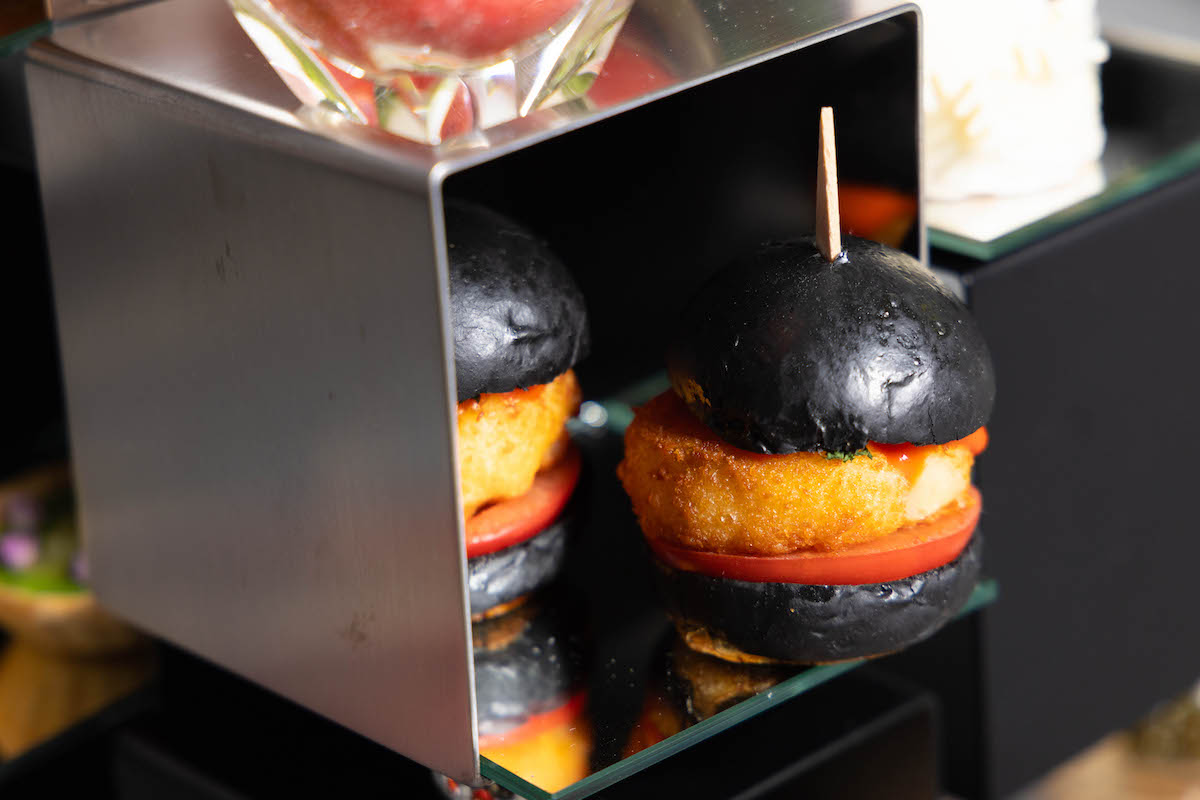 「帆立貝のクロケットとロメスコソースの暗黒バーガー」