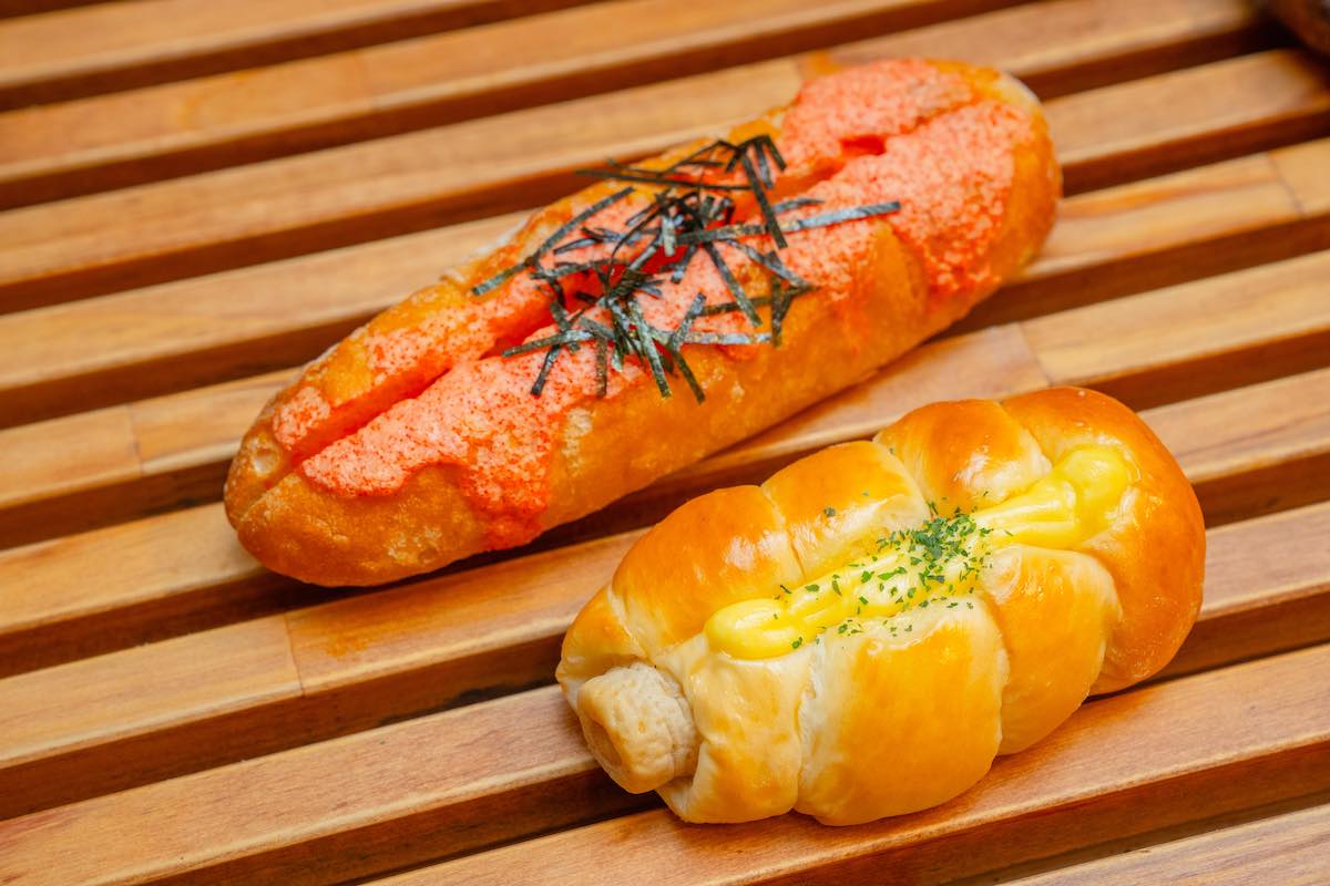 明太フランス(写真奥）302円、ちくわパン（写真手前）237円