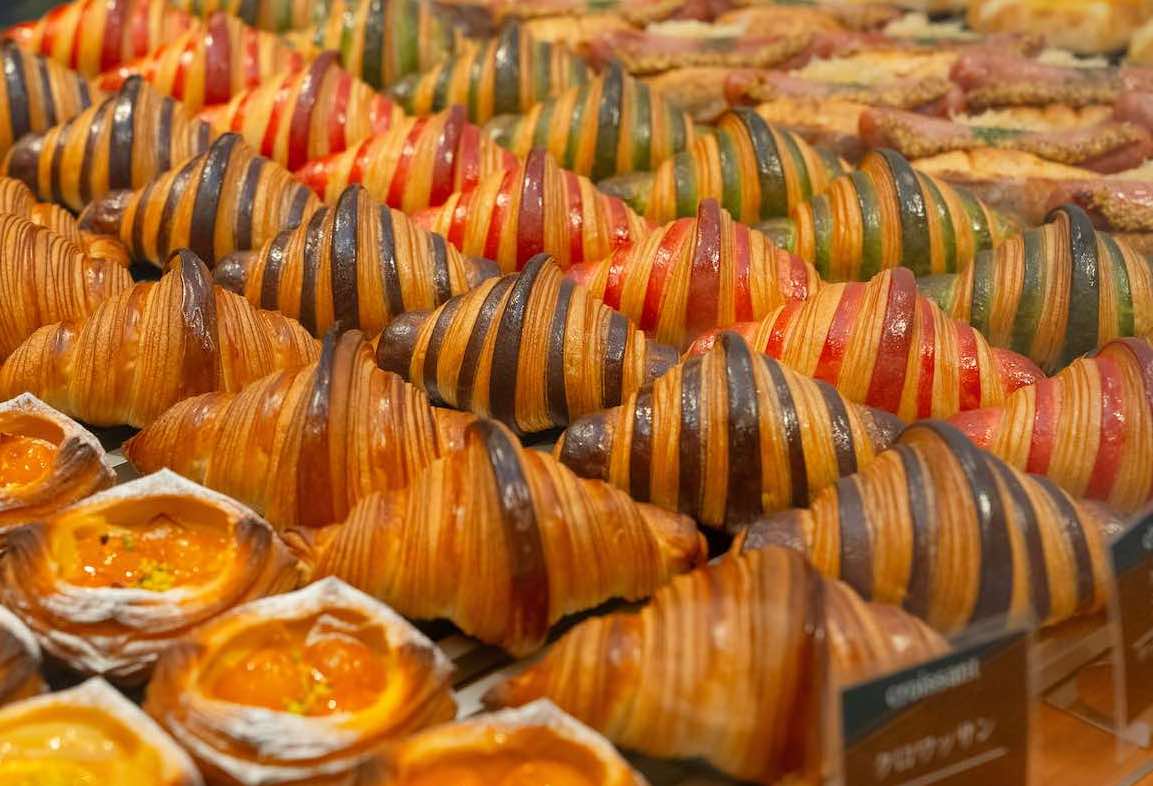 「クロワッサン」260円、「クロワッサンショコラ」290円、「クロワッサンフランボワーズ」310円、「クロワッサン抹茶」300円