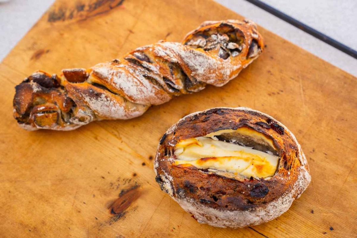 「栗とほうじ茶」（写真奥）280円、「クランベリークリームチーズ」（写真手前）280円