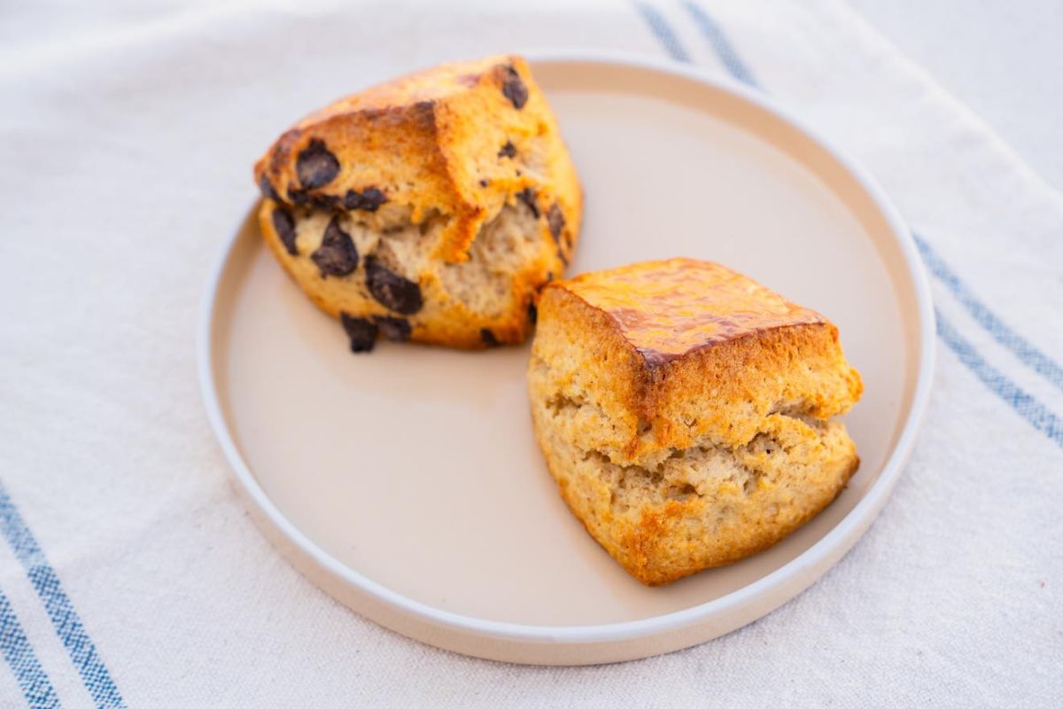 「全粒粉のスコーン」（写真手前）210円、「全粒粉のチョコスコーン」（写真奥）230円