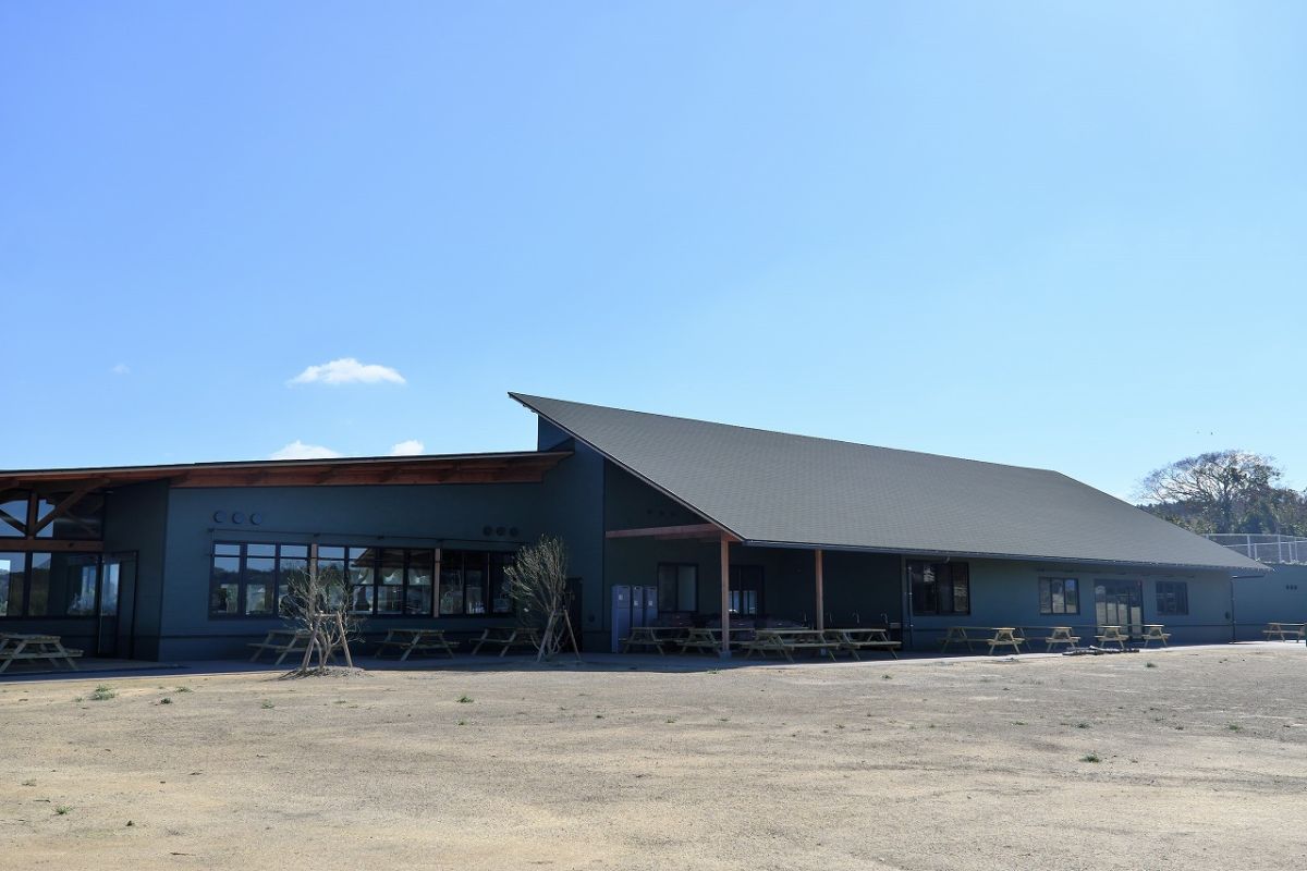 のどかな田園風景に調和する落ち着いた色調の建物