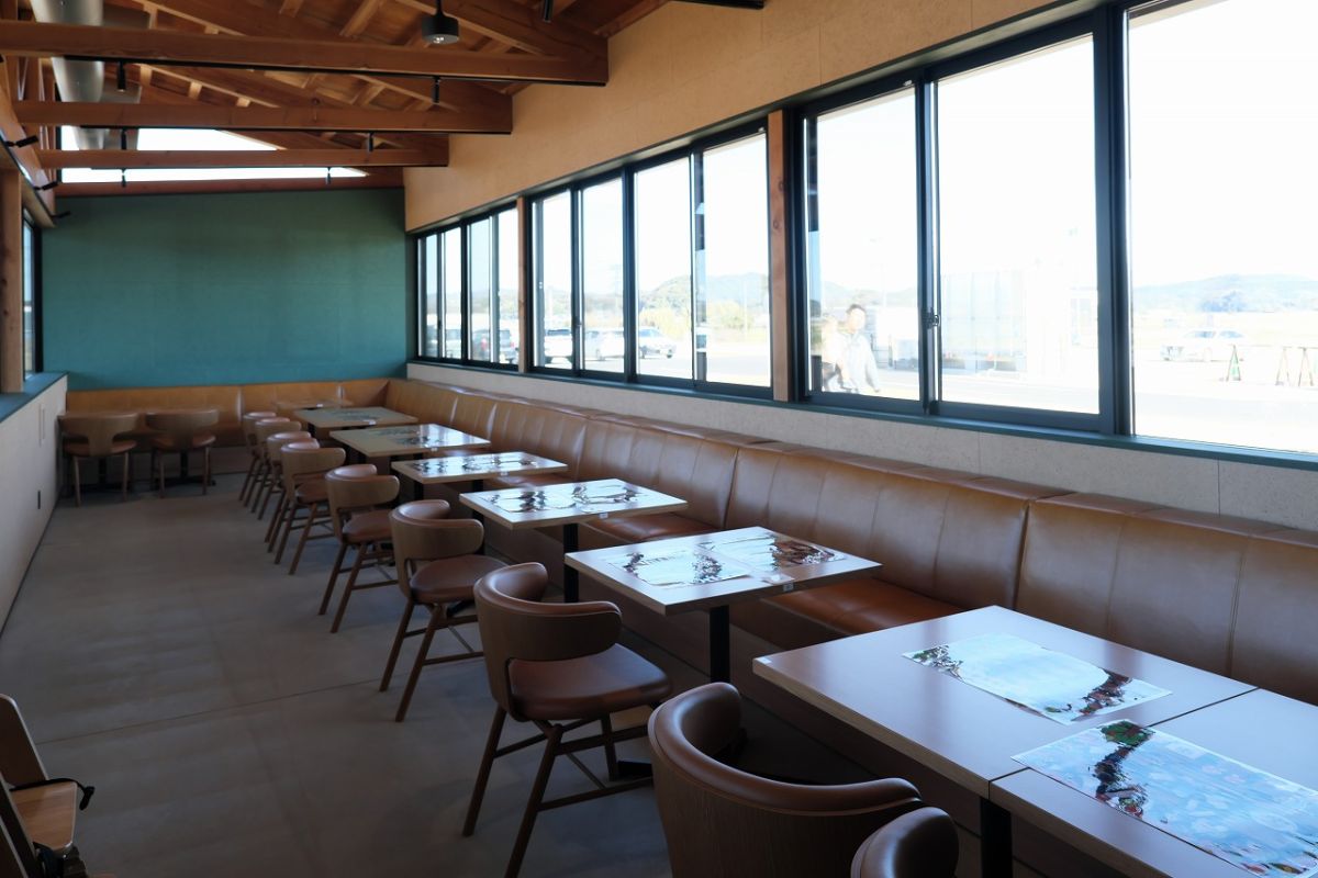 「のうえんカフェ 館山」のダイニングスペース。すっきりとしたレイアウトでゆったり食事を楽しめる