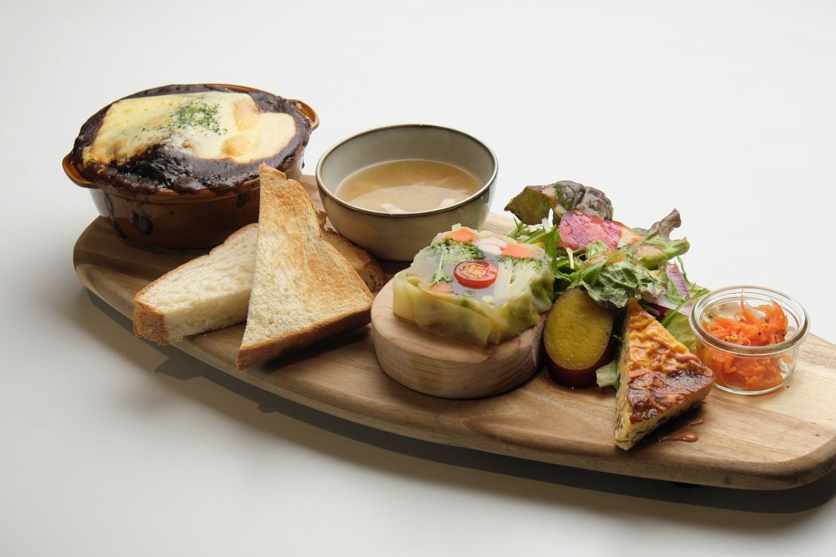 「ナポバーグのグラタぁ～んのプレート」1650円