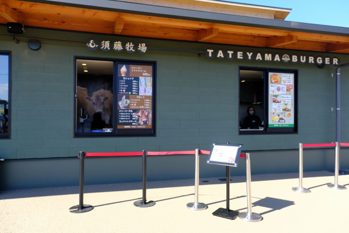 「のうえんカフェ 館山」の隣に、テイクアウト専門店が2軒並ぶ