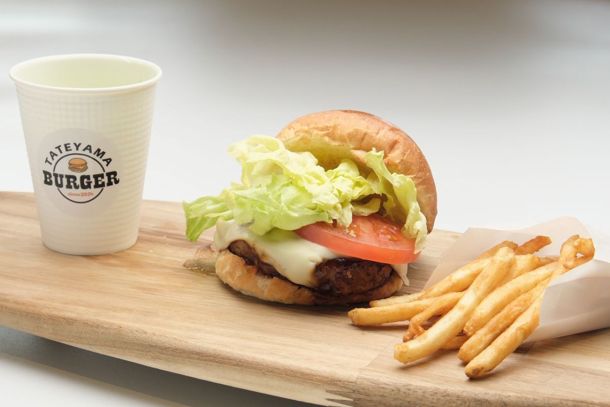 「オリジナルバーガー」ドリンク＆ポテトセット1530円。バーガー単品は1100円