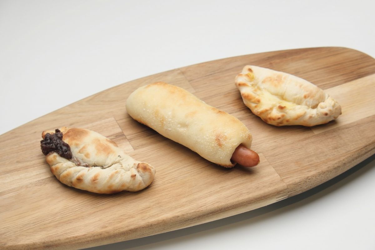 左から「包みパイ あんバター」430円、「プカドッグ」480円、「包みパイ ハムチーズ」430円