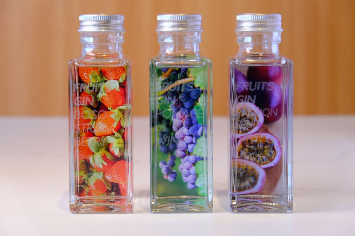 左から「フルーツジン房総いちご」「ワイングレープ」「パッションフルーツ」各100ml　1180円