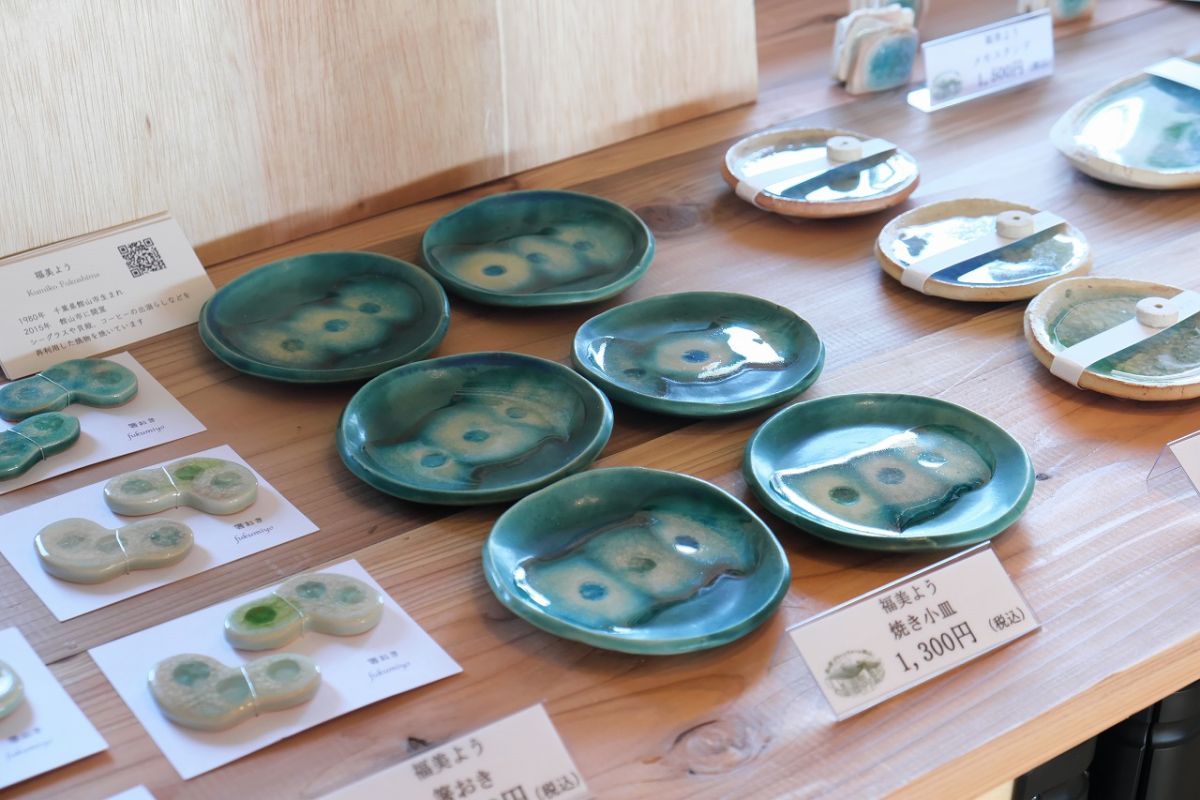 2015年に館山で開窯した「福美よう」の焼物。焼き小皿1300円など