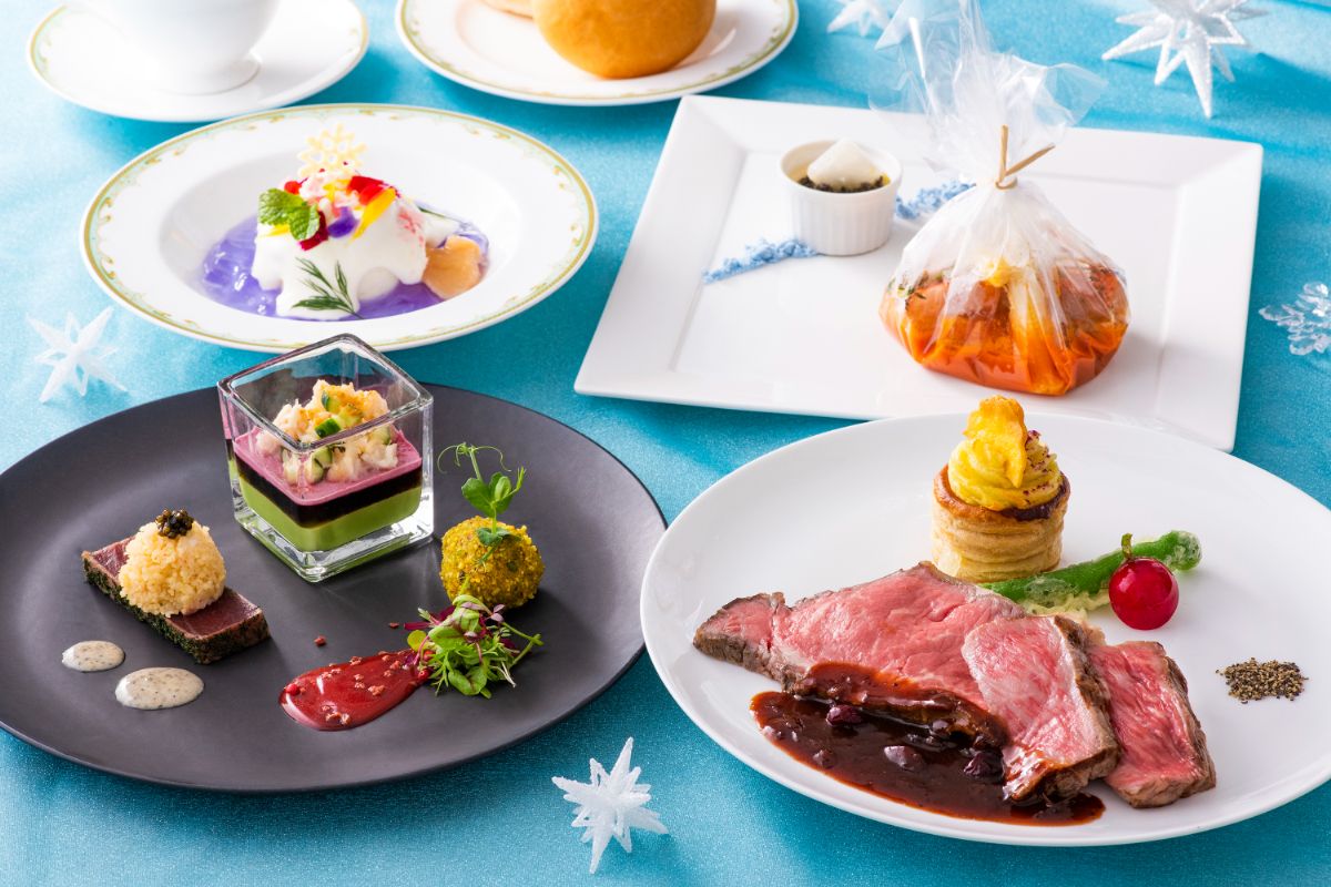 アペタイザー盛り合わせ グリーンピースムースと帆立貝、ピスタチオを纏った合鴨のリエット、鮪と蟹のサラダ仕立て または ソーセージとチキンのベジタブルスープ 金目鯛と夏野菜の包み蒸しとシーフードの冷製フラン ローストビーフ、クランベリーソース パン レアチーズムースとミントのフォーム、ピーチとローストアーモンド添え コーヒーまたは紅茶