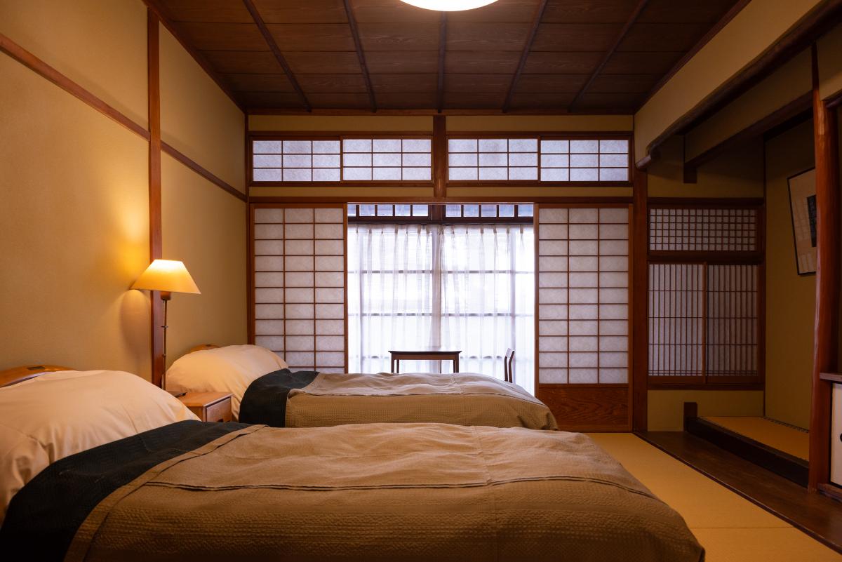 1階「和風ツインA」タイプの客室。トイレ付きで風呂は別