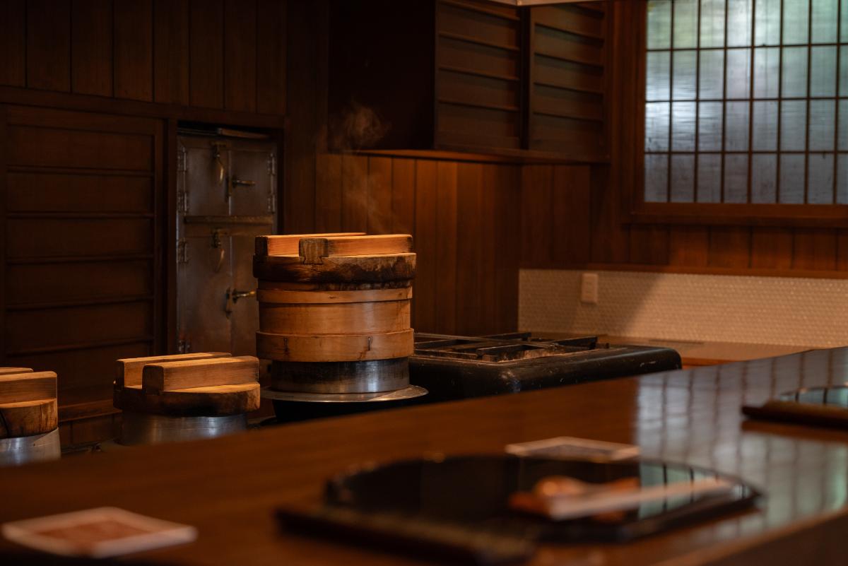 2024年に改装した食事処「料膳 旬重」にはおくどさんが鎮座