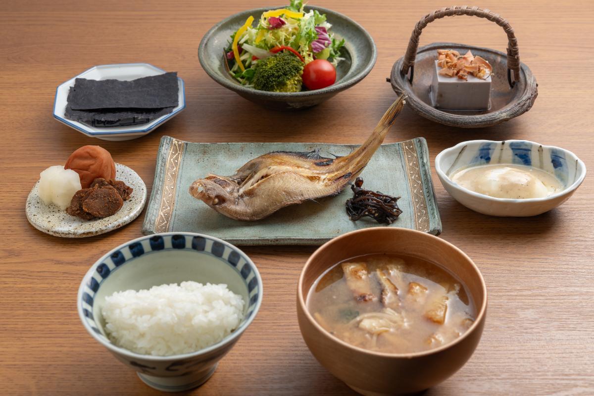 炊きたての羽釜ご飯を味わえる朝食