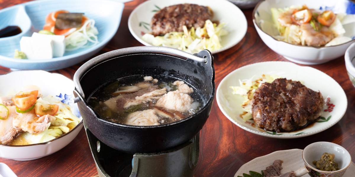 日本三霊山・白山に伝わる伝統菓子と報恩講料理、ジビエや山菜の郷土料理で大自然のパワーを充填する癒やし旅【温泉宿 岩間山荘(石川県 白山市)】