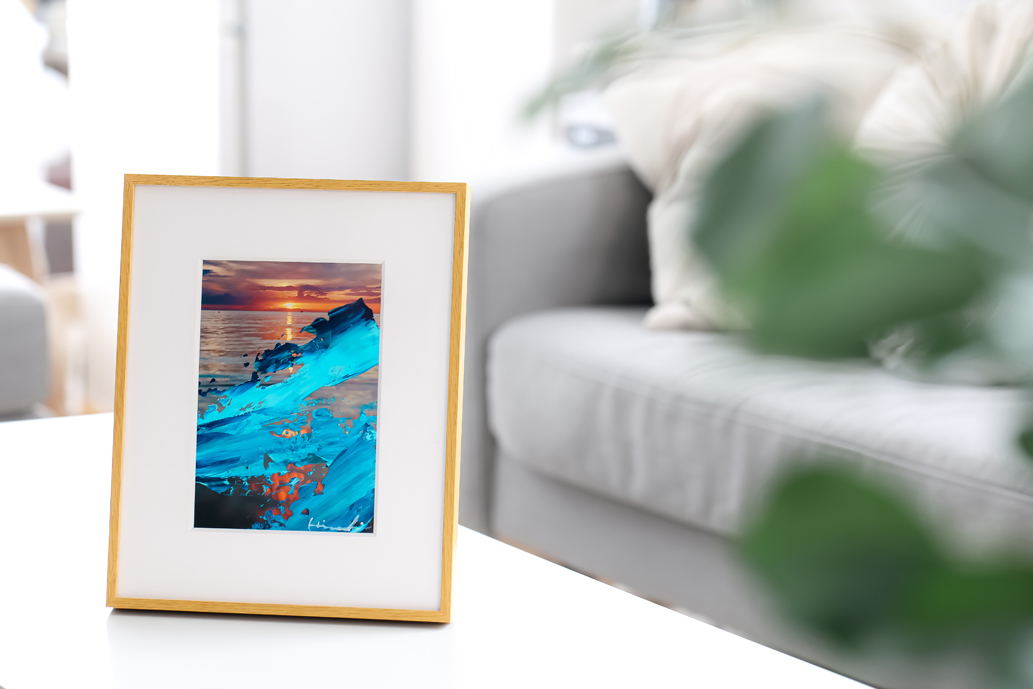 スタンド付きの額に入っているものは、テーブルなどの立てて飾ることも