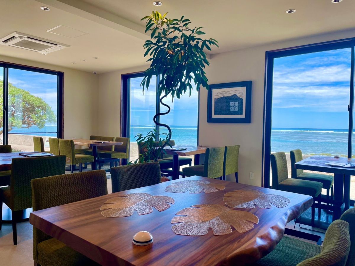 店内から海を眺めながら料理を堪能できます