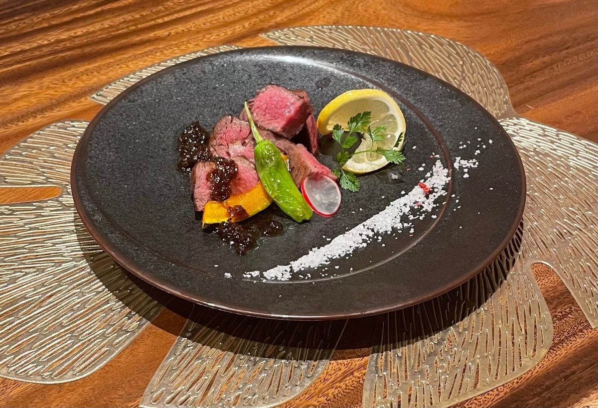 石垣牛の上等な赤身を自家製の醤油ベースのソースでいただく石垣牛のグリル 3800円