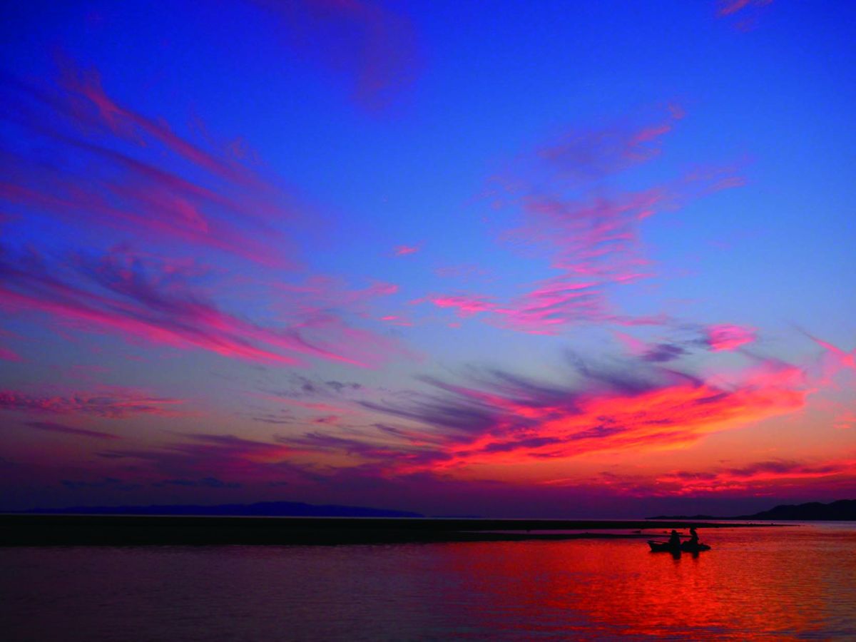 夕日と星空のカヤック。季節によっては、ほんのり輝く夜光虫が見られることも