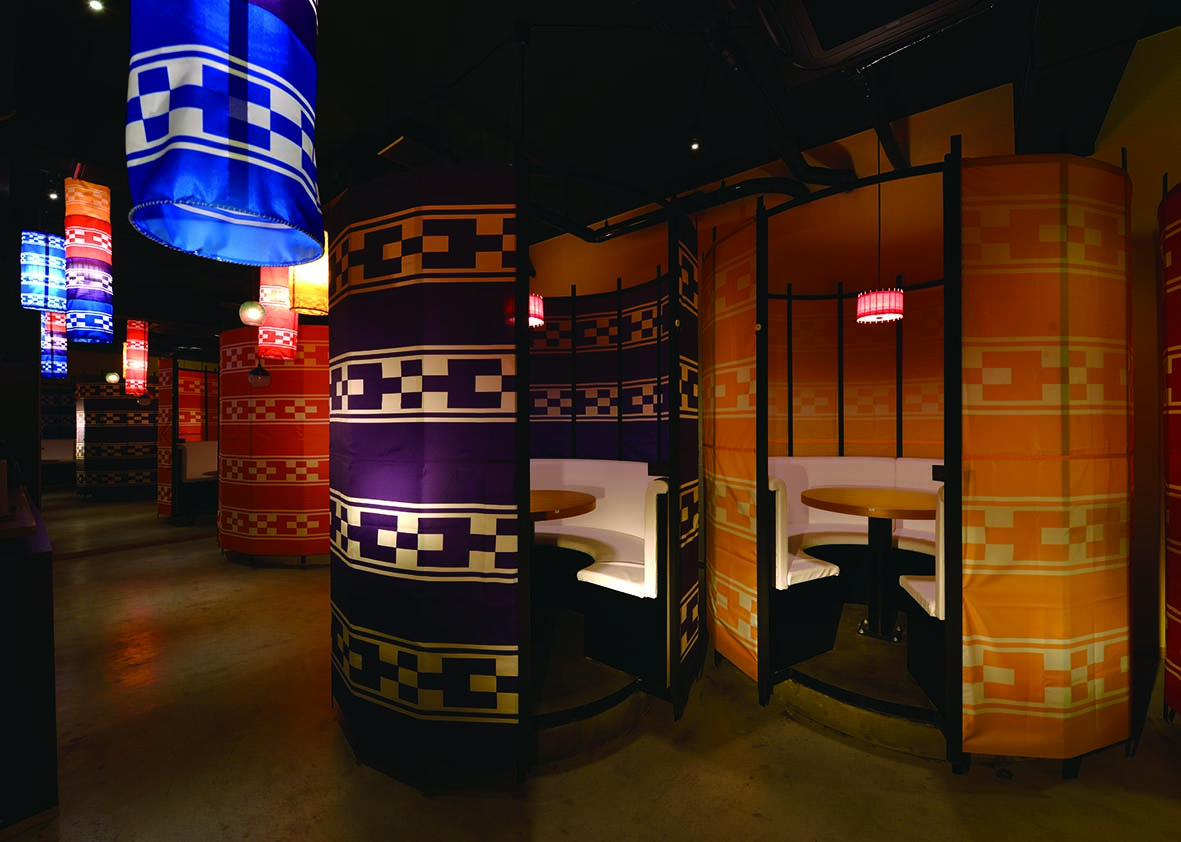 八重山地方の伝統工芸ミンサー柄の布で仕切られた半個室