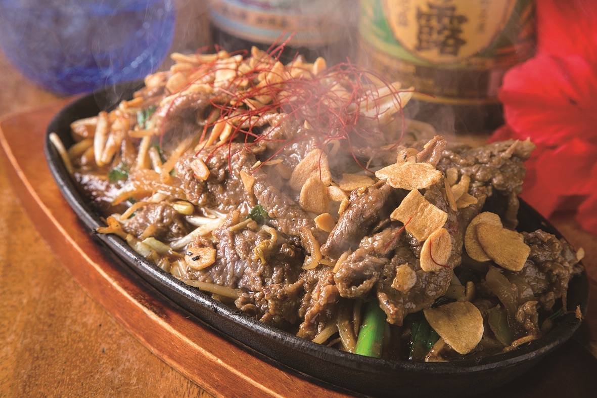 泡盛やビールのアテにぴったりな「石垣牛スタミナ鉄板焼き」1480円