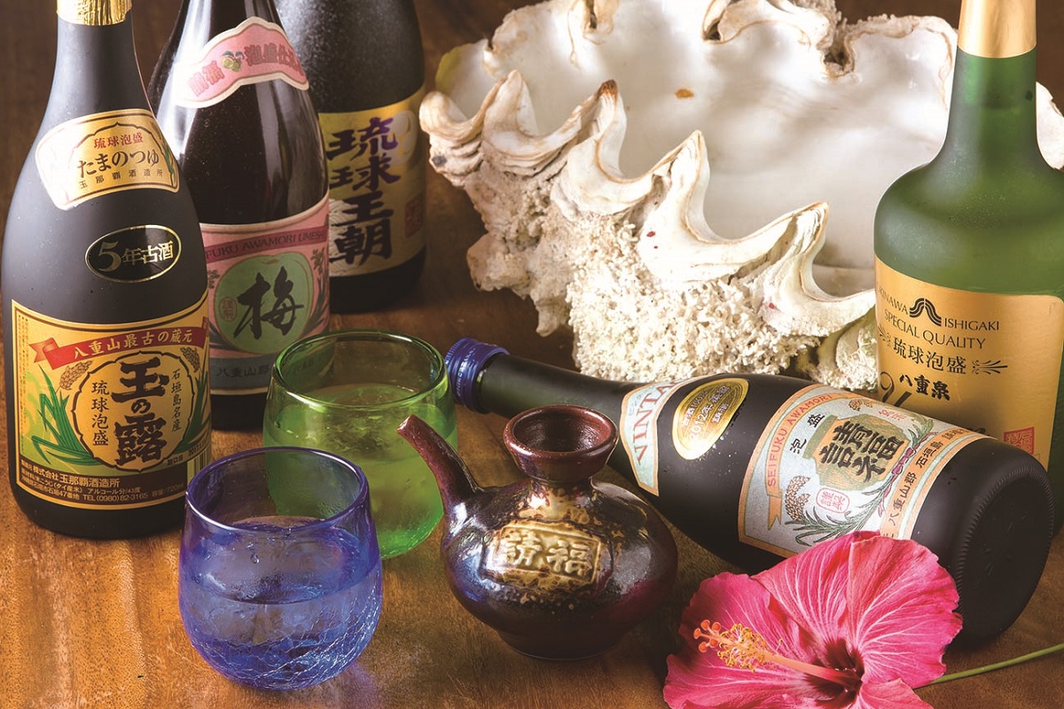 石垣島内の酒造所の泡盛も各種揃っています