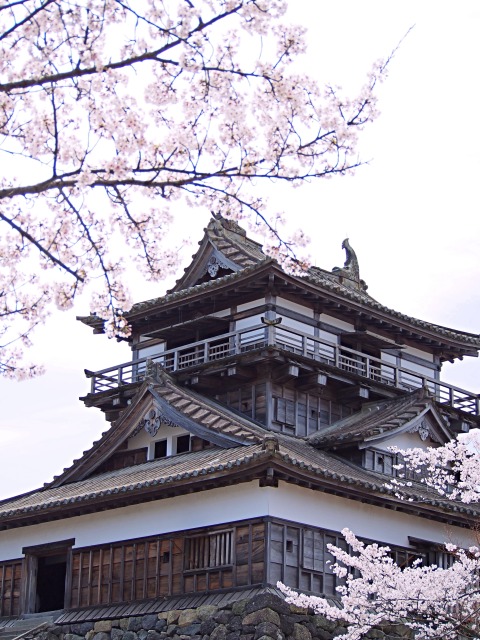 天守は高さ約12ｍ。65度を超える急階段を上って最上階に行くと、四方から福井平野や日本海を見晴らせる爽快な眺望が楽しめます