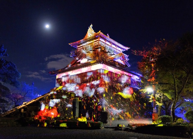プロジェクションマッピングは丸岡城の北東側側面に上映されます