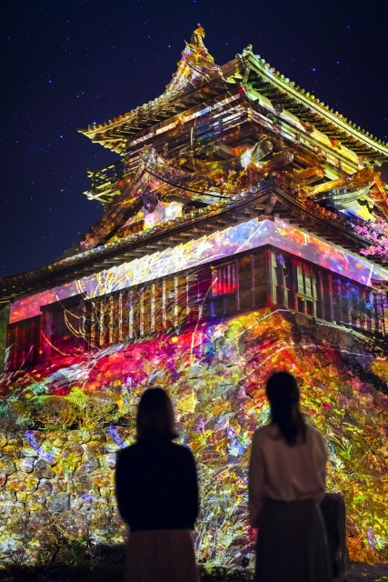 カウントダウン演出5分、本編5分、季節ごとの花が舞い落ちるエンディング5分の15分間の映像が映し出されます