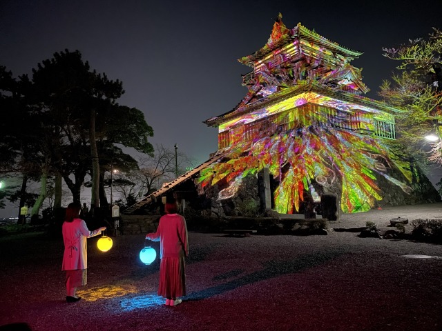 写真は復興の象徴であるフェニックスが舞う「平和の祈り編」の映像