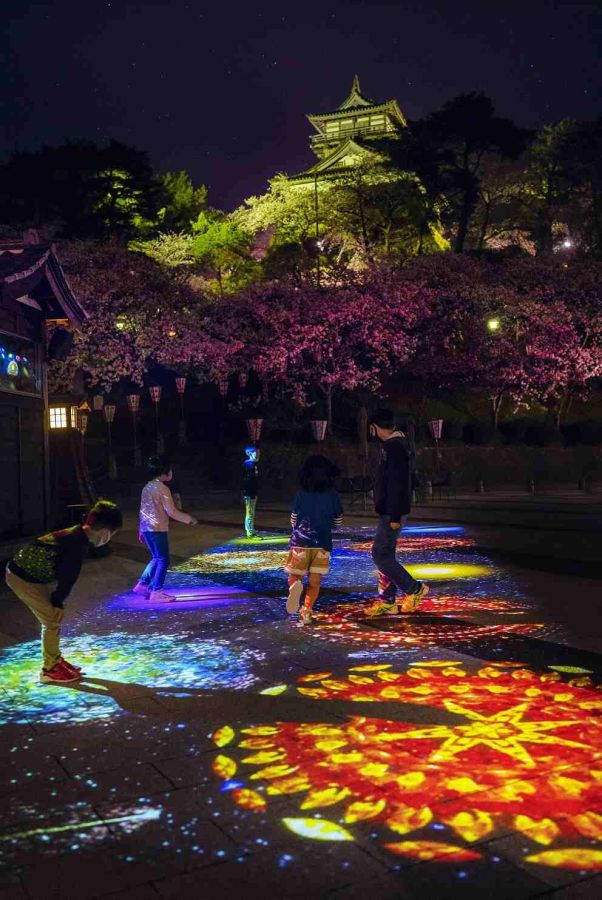 こちらのコンテンツでは、踏むと万華鏡の花火が開きます。人の動きに合わせて映像が変化するので、飽きずに楽しめます