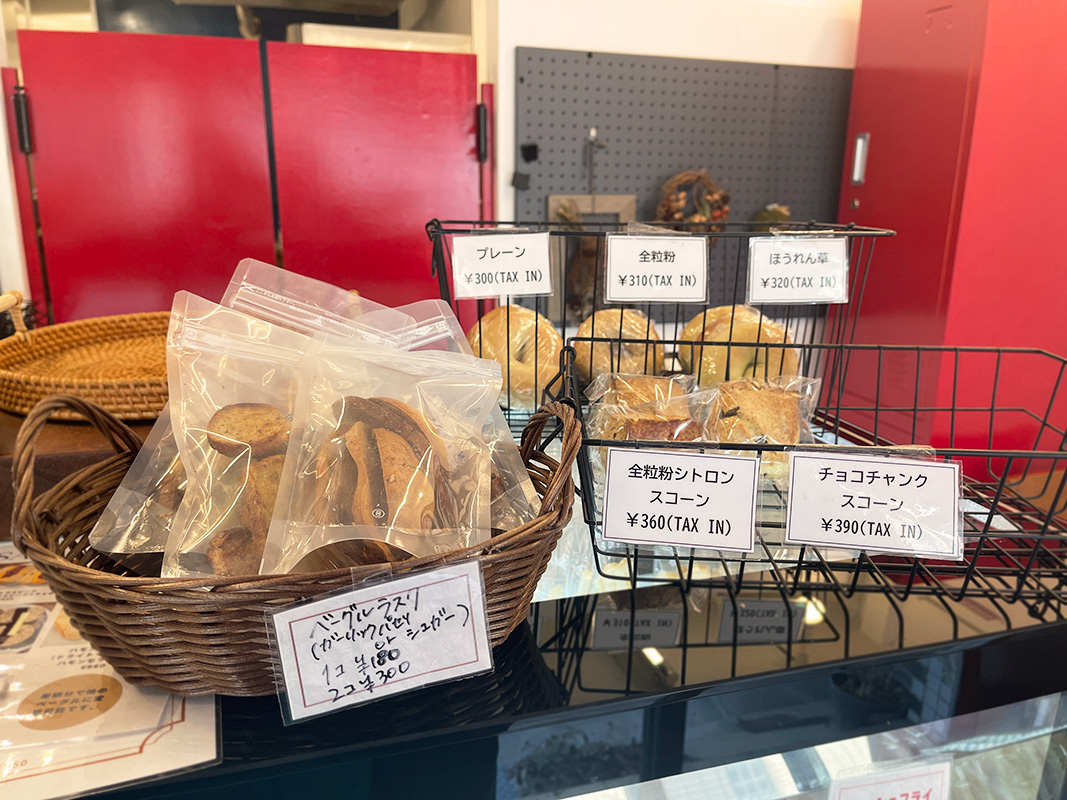 (左から時計回りに)「ベーグルラスク ガーリックパセリ 1個/2個」180円/300円、「ベーグルラスク シュガー1個/2個」180円/300円、「ベーグル プレーン」300円、「ベーグル 全粒粉」310円、「ベーグル ほうれん草」320円、「全粒粉シトロン スコーン」360円、「チョコチャンク スコーン」390円