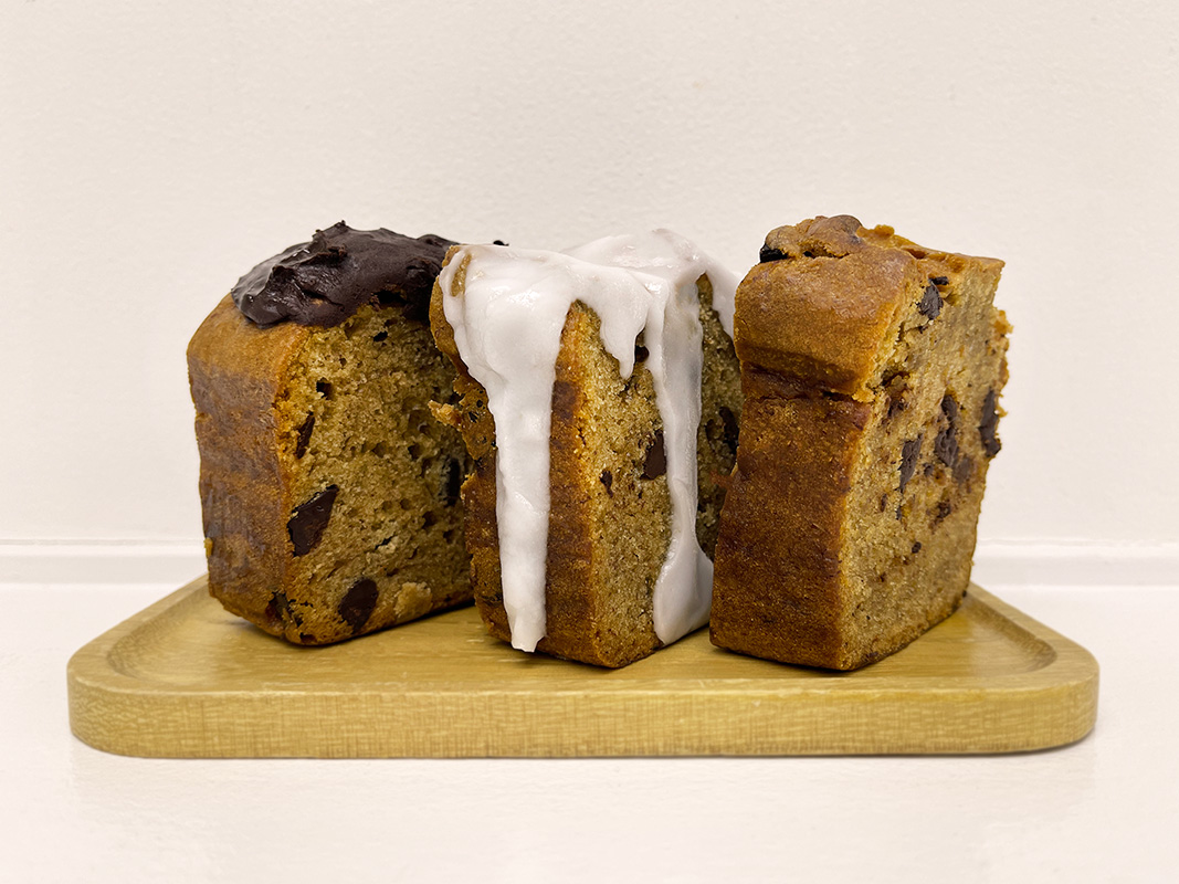 （左から）「チョコレートバナナブレッド」550円、「チョコレートバナナブレッド ホワイトアイシング」600円、「チョコレートバナナブレッド チョコレートアイシング」600円