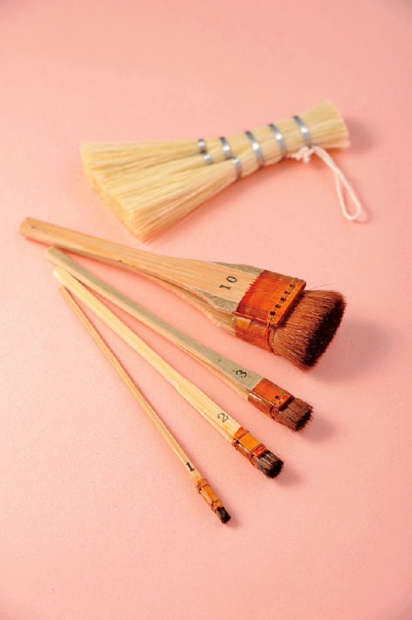 小箒1100円〜、化粧筆495円～